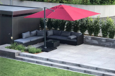 Moderner Garten mit Blumenbeet und Betonboden in Frankfurt am Main