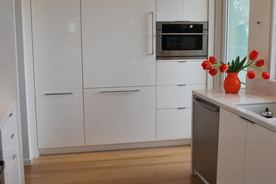 Inspiration for a modern kitchen remodel in Los Angeles