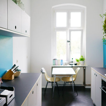 Küche mit Fronten und Arbeitsplatten mit Linoleumbeschichtung
