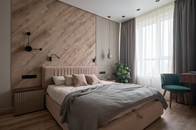 Свежая идея для дизайна: хозяйская спальня среднего размера в современном стиле с бежевыми стенами, полом из винила, бежевым полом и панелями на части стены - отличное фото интерьера