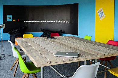 Großes Industrial Arbeitszimmer mit blauer Wandfarbe und Teppichboden in Sonstige