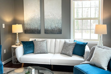 Foto de sala de estar moderna con paredes grises y suelo de madera en tonos medios