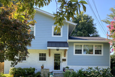 Стильный дизайн: синий частный загородный дом в стиле кантри с разными уровнями, облицовкой из ЦСП, односкатной крышей, крышей из смешанных материалов, черной крышей и отделкой планкеном - последний тренд