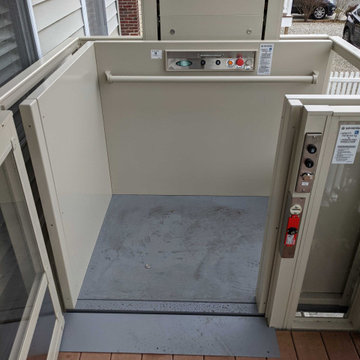 Savaria V-1504 Wheelchair Lift