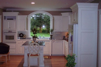Kitchen - traditional kitchen idea in Other