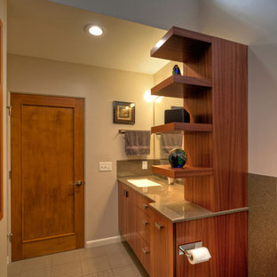 Esempio di una stanza da bagno padronale moderna di medie dimensioni con ante lisce, ante in legno scuro, doccia aperta, WC monopezzo, piastrelle grigie, piastrelle in ceramica, pareti bianche, pavimento in gres porcellanato, lavabo integrato e top in onice