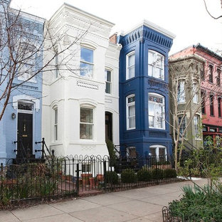 ワシントンD.C.のヴィクトリアン調のおしゃれな三階建ての家の写真