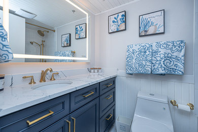 Modelo de cuarto de baño único y a medida costero pequeño con baldosas y/o azulejos blancos, lavabo bajoencimera, encimera de cuarzo compacto, ducha con cortina, hornacina y machihembrado