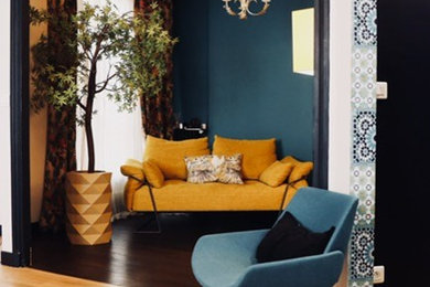 Ejemplo de salón abierto contemporáneo de tamaño medio sin televisor con paredes azules