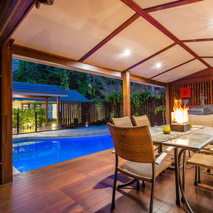 サンシャインコーストのアジアンスタイルのおしゃれな裏庭のデッキ (アウトドアキッチン、張り出し屋根) の写真