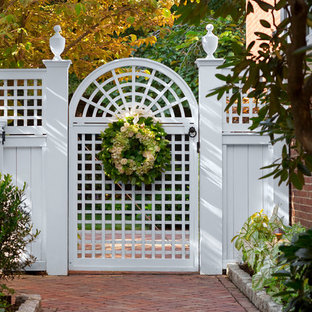 Cette photo montre un jardin arrière chic de taille moyenne avec des pavés en brique et une entrée ou une allée de jardin.