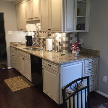 Condo kitchen w/two-tone backsplash