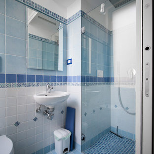 Ispirazione per un piccolo bagno di servizio moderno con WC sospeso, piastrelle in ceramica, pareti bianche, pavimento in gres porcellanato, lavabo sospeso e pavimento turchese