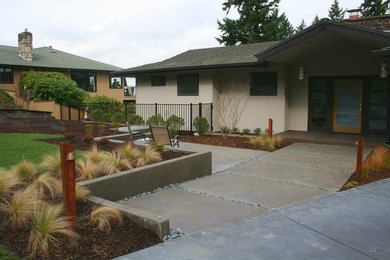Photo of a contemporary landscaping in Portland.