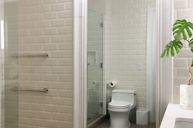 ニューヨークにあるお手頃価格の小さなコンテンポラリースタイルのおしゃれな浴室の写真