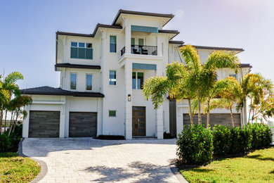 Example of an exterior home design in Tampa