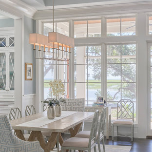 チャールストンの中サイズのトランジショナルスタイルのLDKの画像 (グレーの壁、濃色無垢フローリング、茶色い床)