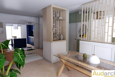 Cette image montre une salle à manger minimaliste avec parquet clair et un sol beige.