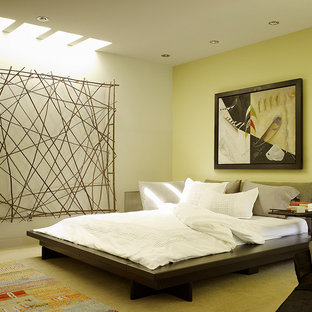 Immagine di una grande camera degli ospiti etnica con pareti gialle