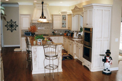 Elegant kitchen photo in Chicago