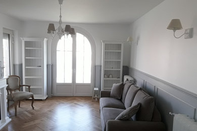 Exemple d'un salon romantique de taille moyenne et ouvert avec parquet clair.