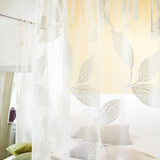 Foto di una camera da letto etnica con pareti arancioni