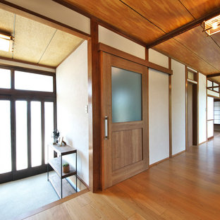 他の地域の引き戸和風のおしゃれな玄関 (白い壁、コンクリートの床、グレーの床) の写真