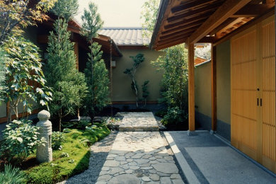 Foto de jardín grande en primavera en patio delantero con camino de entrada, exposición parcial al sol y adoquines de piedra natural