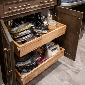 Maple Stained Shaker Kitchen Cabinets with Peninsula Bar