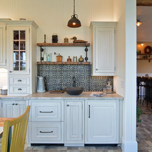 サンルイスオビスポの中サイズのシャビーシック調のおしゃれなウェットバー (レイズドパネル扉のキャビネット、白いキャビネット、珪岩カウンター、黒いキッチンパネル、メタルタイルのキッチンパネル、レンガの床、グレーの床、白いキッチンカウンター) の写真