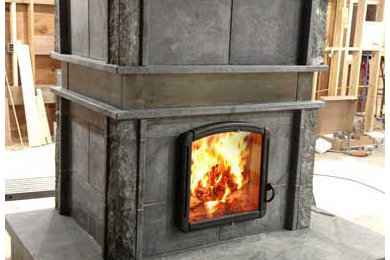 デンバーにある高級な広いおしゃれなリビング (コンクリートの床、両方向型暖炉、石材の暖炉まわり、テレビなし) の写真