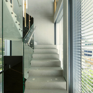 Transformation eines Wohnhauses zu einer modernen Villa - Innenstiege aus sandge