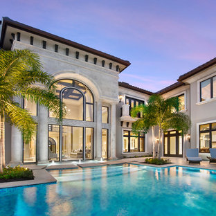 他の地域のおしゃれなプールの写真