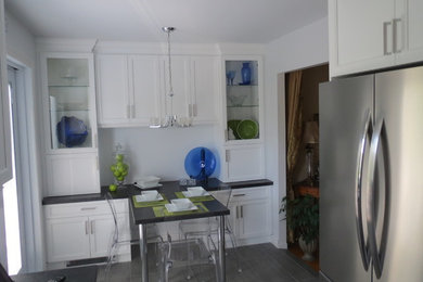 Example of a minimalist home design design in Other