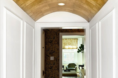Diseño de recibidores y pasillos tradicionales grandes con suelo de madera oscura, suelo marrón, papel pintado y papel pintado