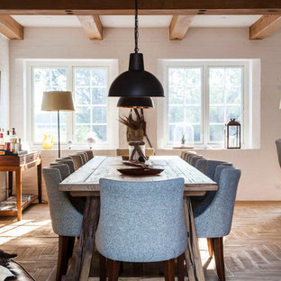 Geschlossenes, Mittelgroßes Uriges Esszimmer mit weißer Wandfarbe und Backsteinboden in Odense