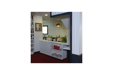 Foto de comedor contemporáneo de tamaño medio con paredes blancas y moqueta