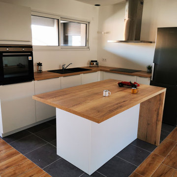 Rénovation d'une cuisine ouverte blanche & bois