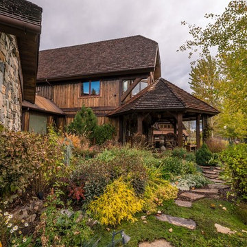 Blodget Canyon Lodge- garden and structure