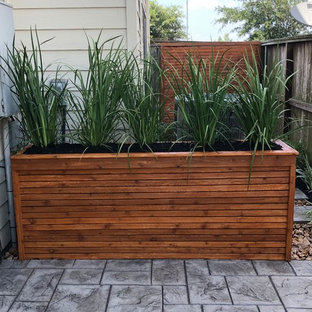 Stilmix Garten hinter dem Haus mit Dielen in Houston