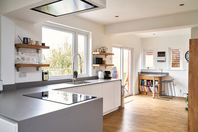 Contemporary, Sleek Handleless Kitchen