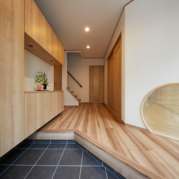 広く開放的な玄関に和室からの丸窓で高級感を演出