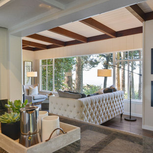 На фото: со средним бюджетом маленькие отдельные, параллельные кухни в современном стиле с врезной раковиной, плоскими фасадами, белыми фасадами, столешницей из гранита, зеленым фартуком, фартуком из каменной плиты, черной техникой и паркетным полом среднего тона без острова