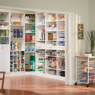 Cette image montre une arrière-cuisine traditionnelle avec un placard à porte persienne et des portes de placard blanches.