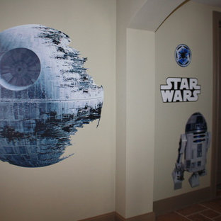 Réalisation d'une grande salle de cinéma tradition fermée avec un mur beige, un sol en carreau de terre cuite et un écran de projection.