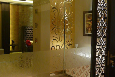 Example of a trendy entryway design in Delhi