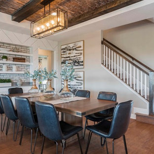 オーランドのカントリー風 LDKの画像 (無垢フローリング、茶色い床、ベージュの壁)