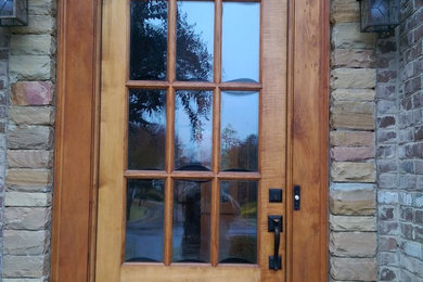 アトランタにある高級な広いコンテンポラリースタイルのおしゃれな玄関ドア (木目調のドア) の写真