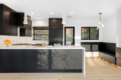 Example of a kitchen design in Los Angeles