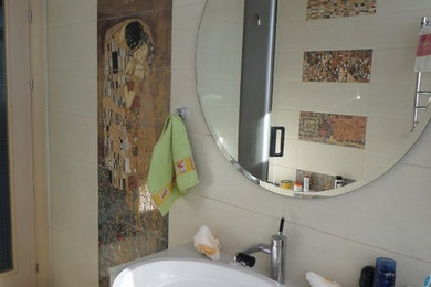 Источник вдохновения для домашнего уюта: ванная комната среднего размера в стиле модернизм с плоскими фасадами, белыми фасадами, угловой ванной, душем над ванной, раздельным унитазом, бежевой плиткой, керамической плиткой, бежевыми стенами, полом из керамической плитки, душевой кабиной, накладной раковиной, мраморной столешницей, бежевым полом и шторкой для ванной